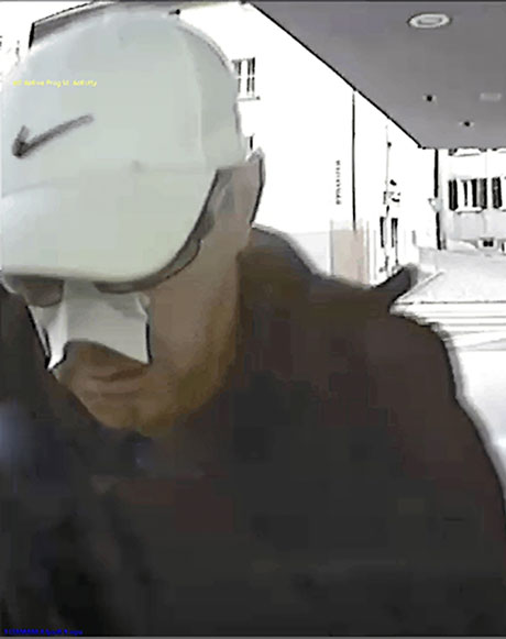 Täter 1 beim Bargeldbezug
