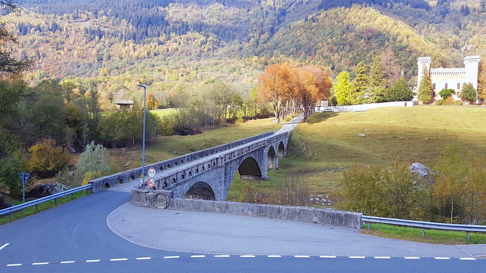 Montacciostrasse mit Castelmur-Brücke