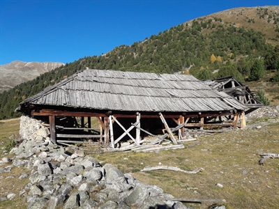 altes Gebäude auf der Alp Tamangur Dadora
