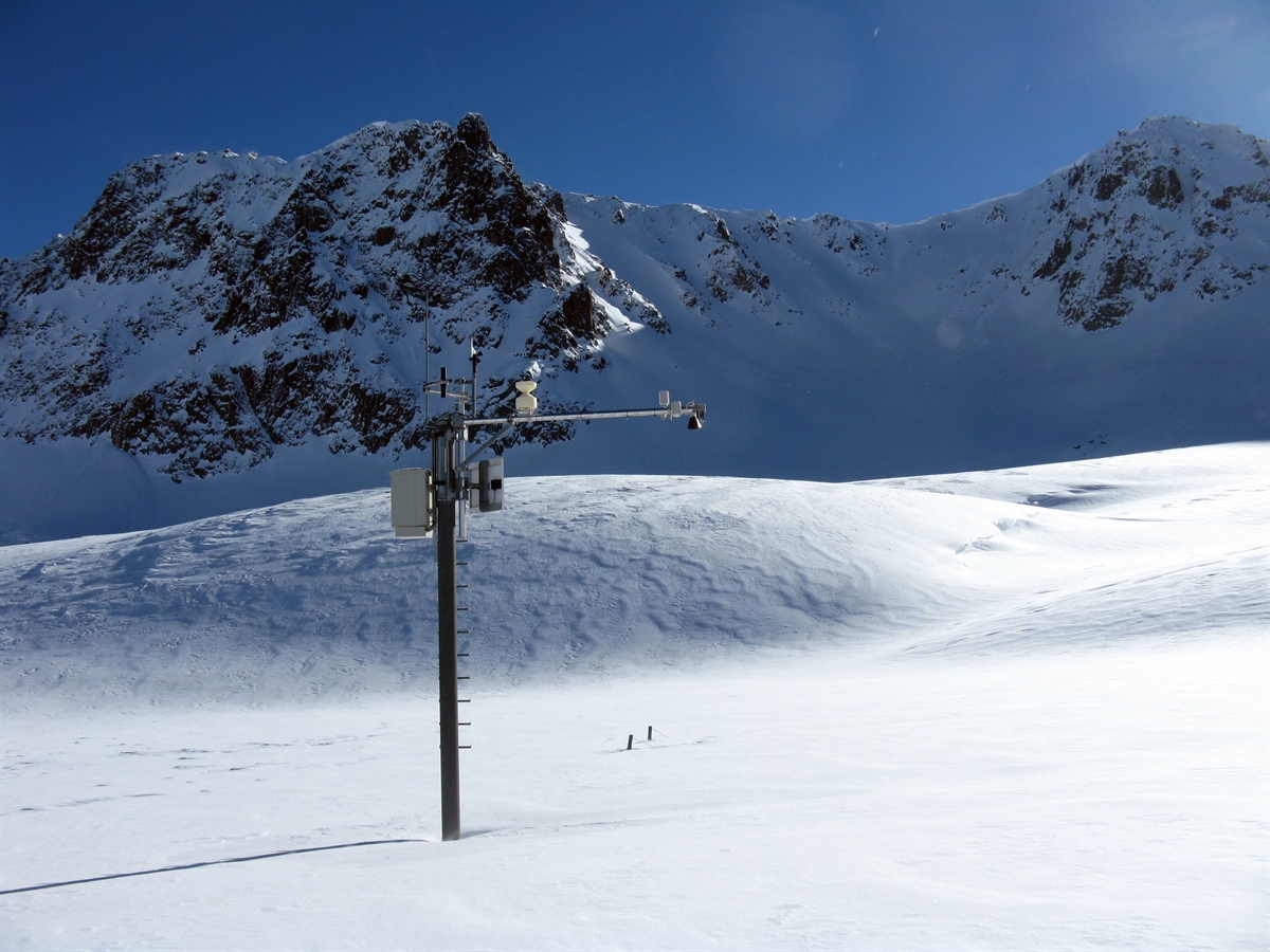 Messtation in verschneiten Bergen