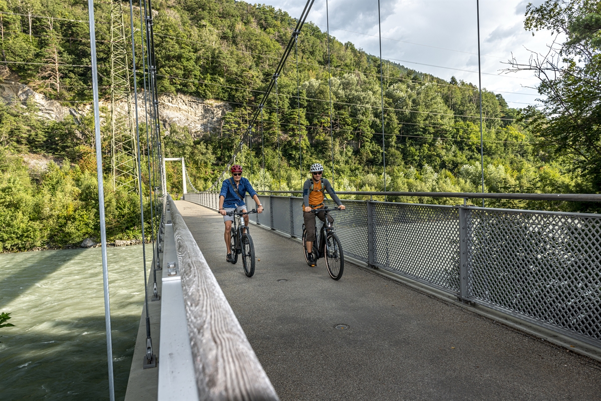 Zwei Fahrradfahrer überqueren eine Brücke