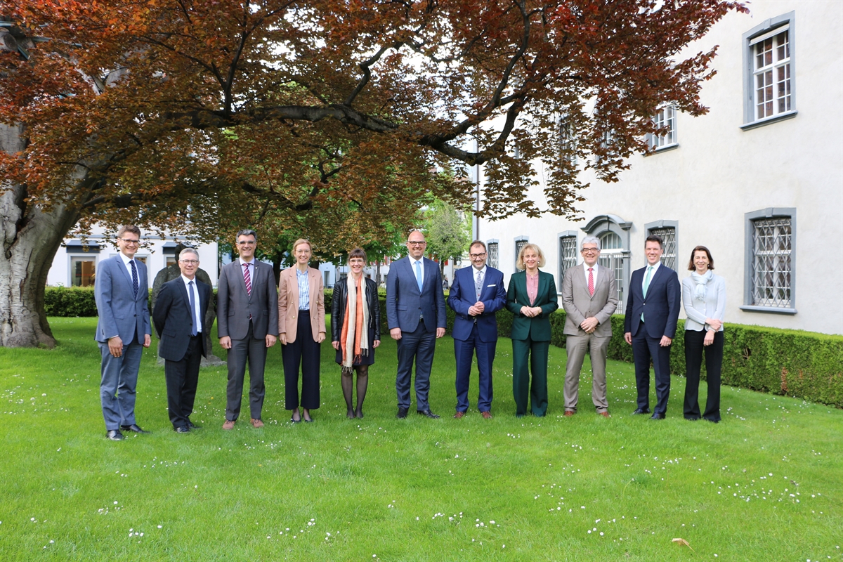 Die Bündner und Liechtensteiner Delegation im Garten des Regierungsgebäudes