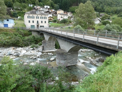 Foto der Brücke seitlich