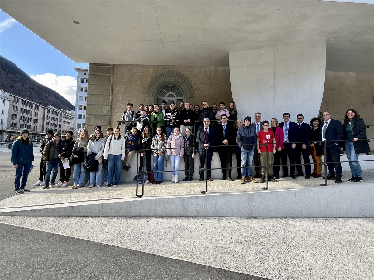 Schülerinnen und Schüler der Schulen Lugnez und Obersaxen vor dem Grossratsgebäude
