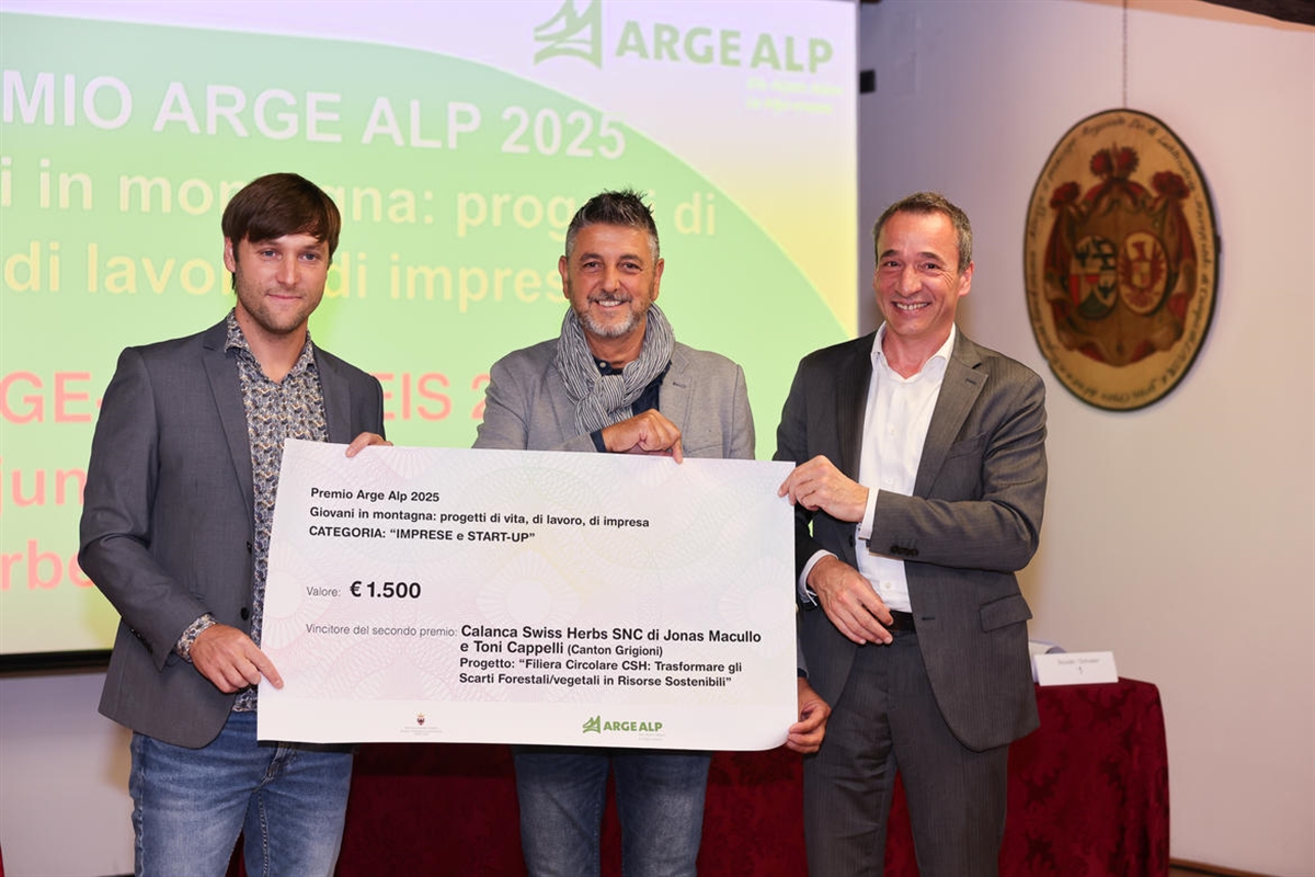 Regierungsrat Martin Bühler überreicht den Arge Alp Preis an die Bündner Preisträger