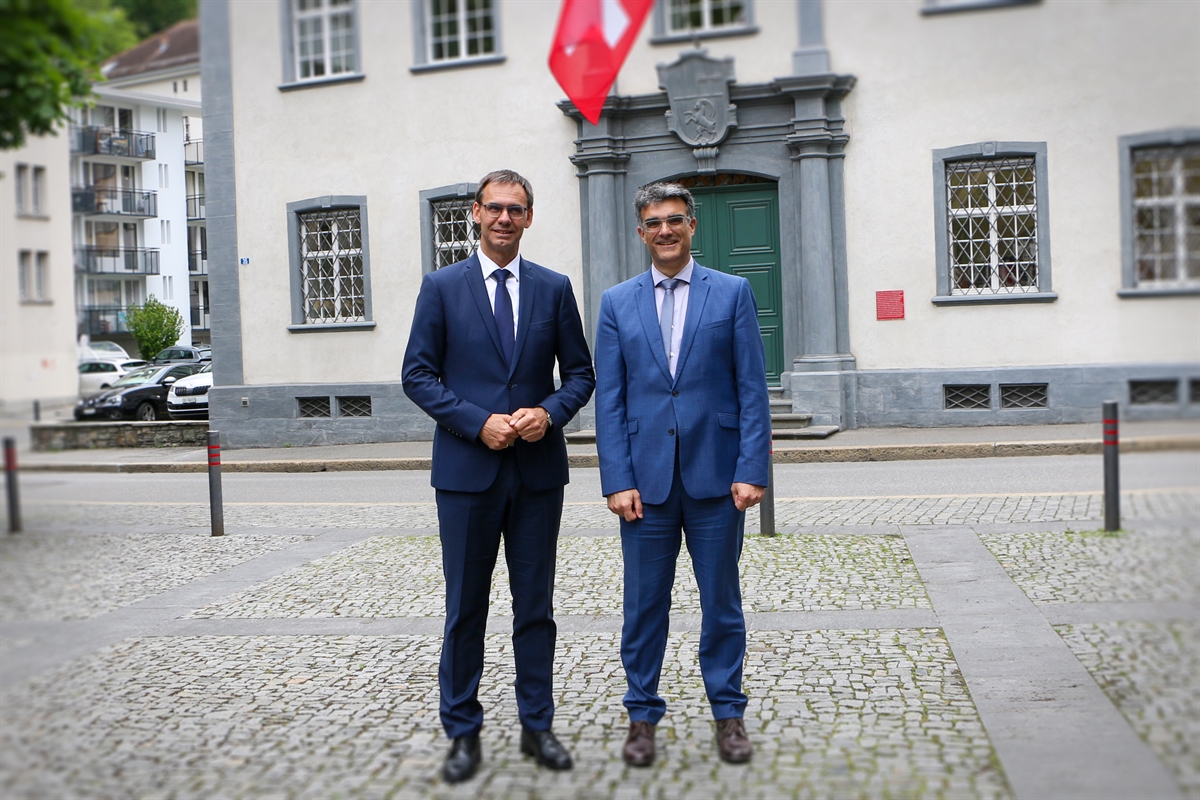 Landeshauptmann Markus Wallner und Regierungspräsident Marcus Caduff vor dem Regierungsgebäude
