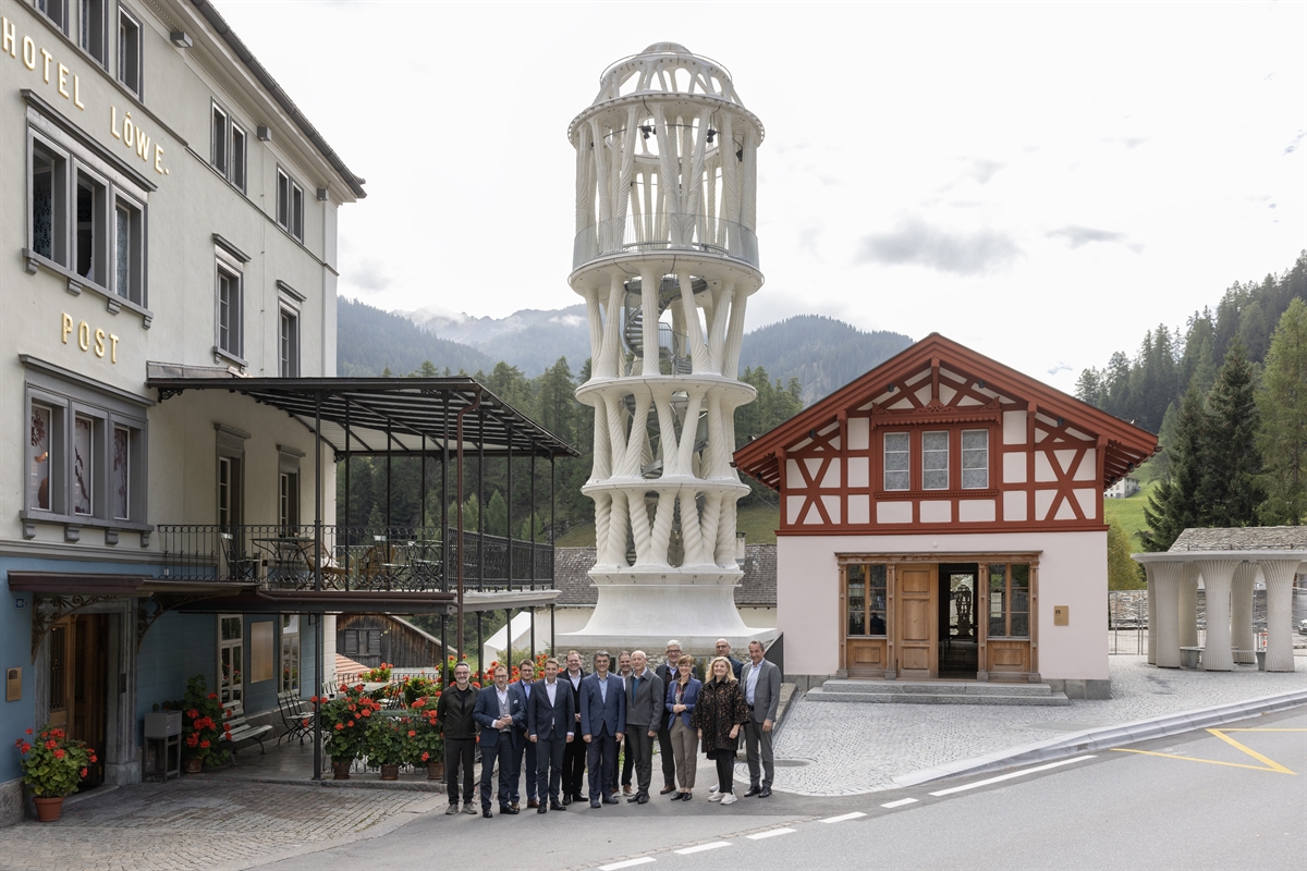 La delegazione grigionese e quella sciaffusana davanti alla Torre bianca a Mulegns