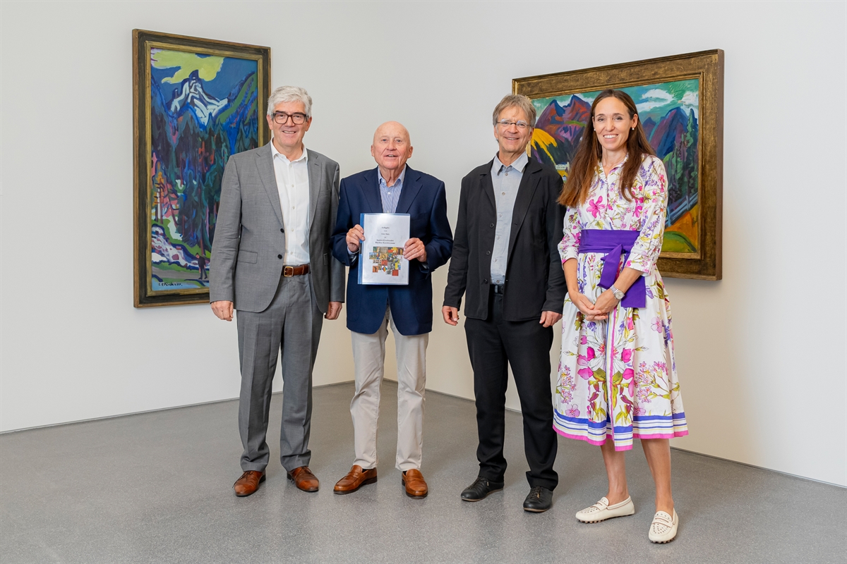 Vier Personen stehen vor Bildern im Kunstmuseum