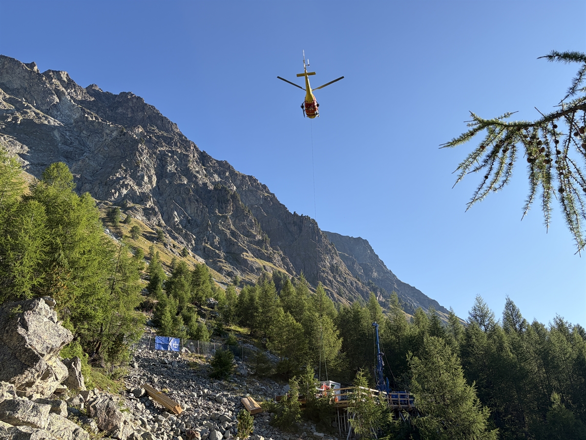 Materialtransporte aus der Luft per Helikopter