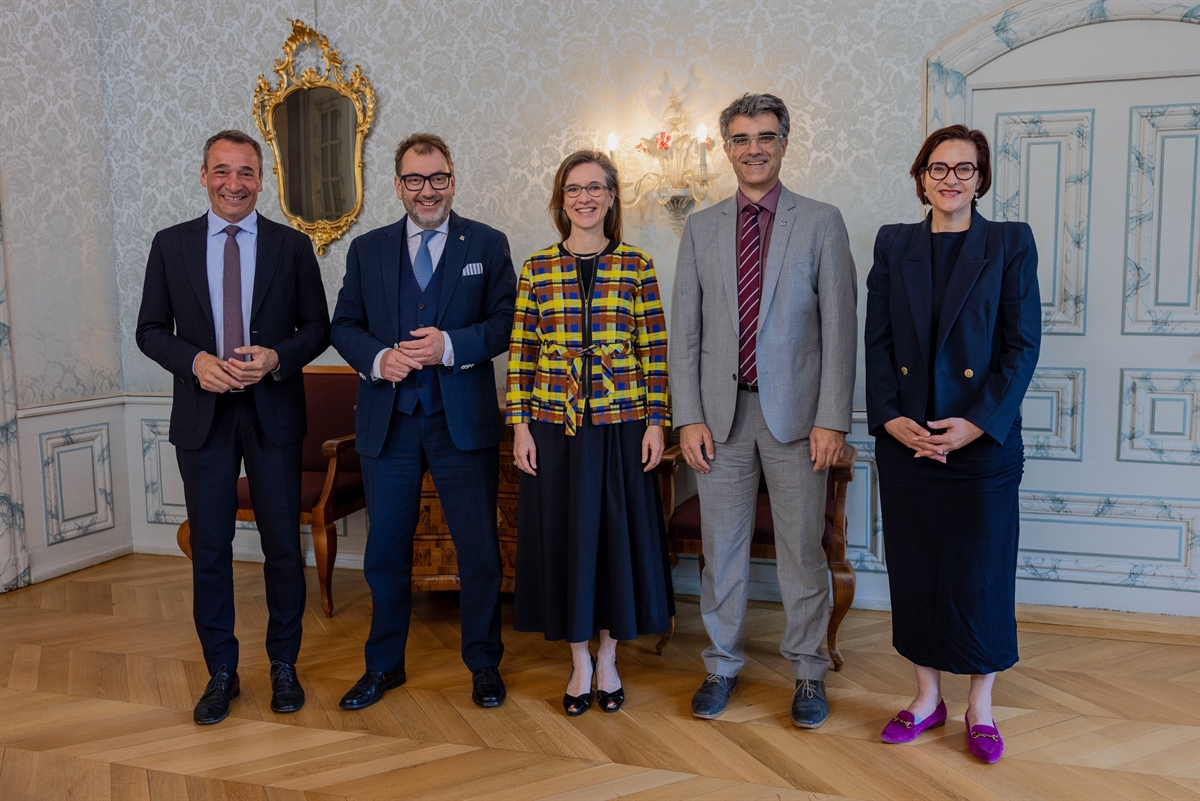 Die fünf Mitglieder der Regierung in der neuen Zusammensetzung aufgenommen im Regierungssaal