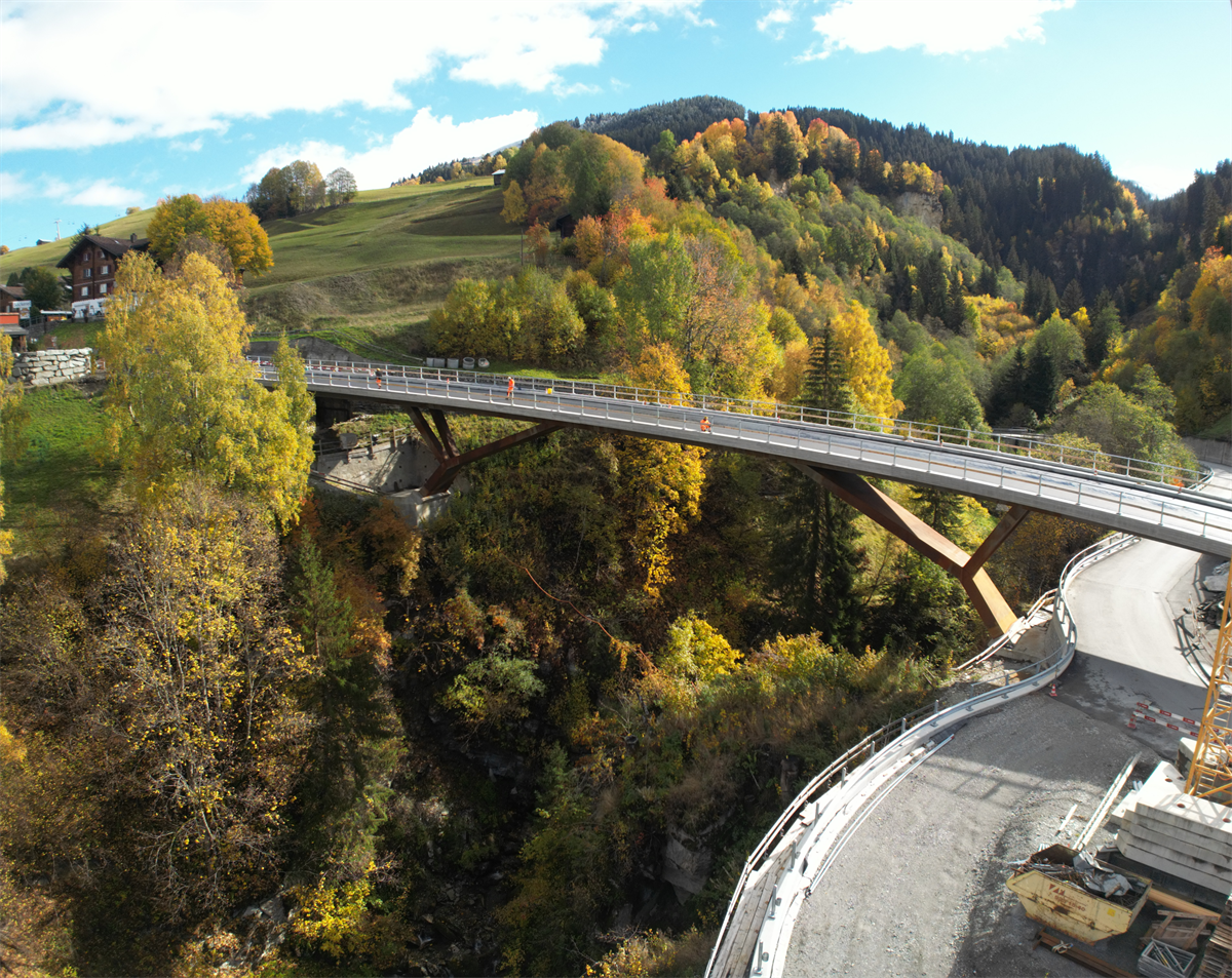 Die neue St. Petersbachbrücke zwischen den Fraktionen Meierhof und Tobel