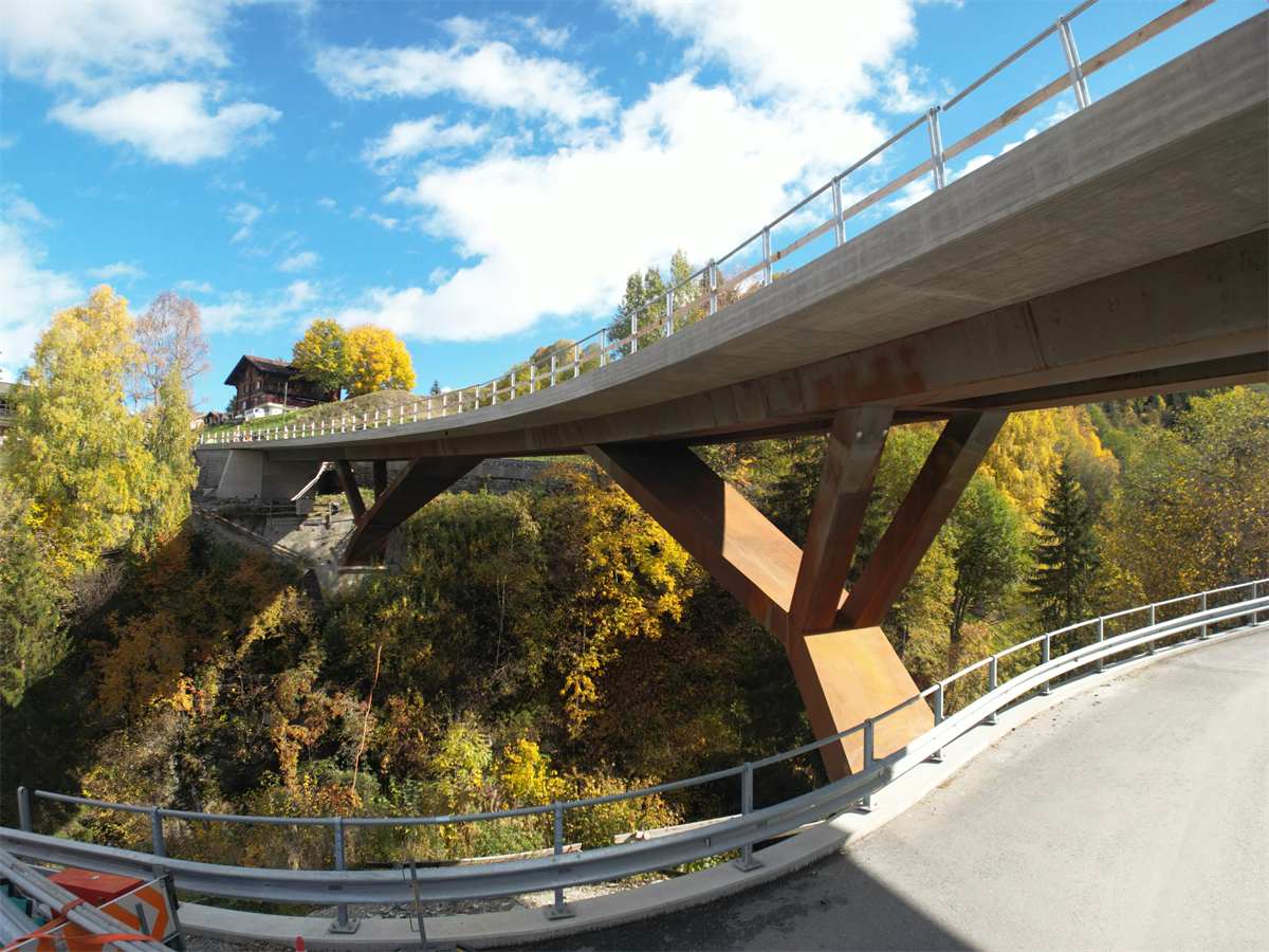 Die neue St. Petersbachbrücke zwischen den Fraktionen Meierhof und Tobel