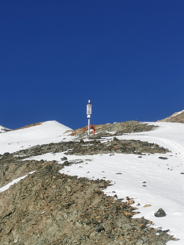 Mann installiert Überwachungsanlage