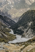 Blick von der Alp Sciora talauswärts auf die Bergsturzablagerungen und Murgangspuren in der Val Bondasca