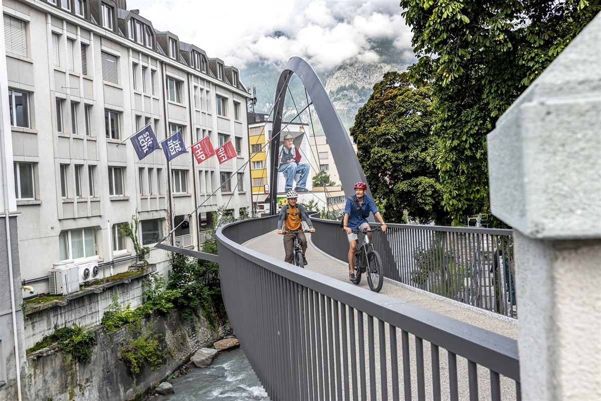 Zwei Fahrradfahrer auf der Italienischen Brücke in Chur