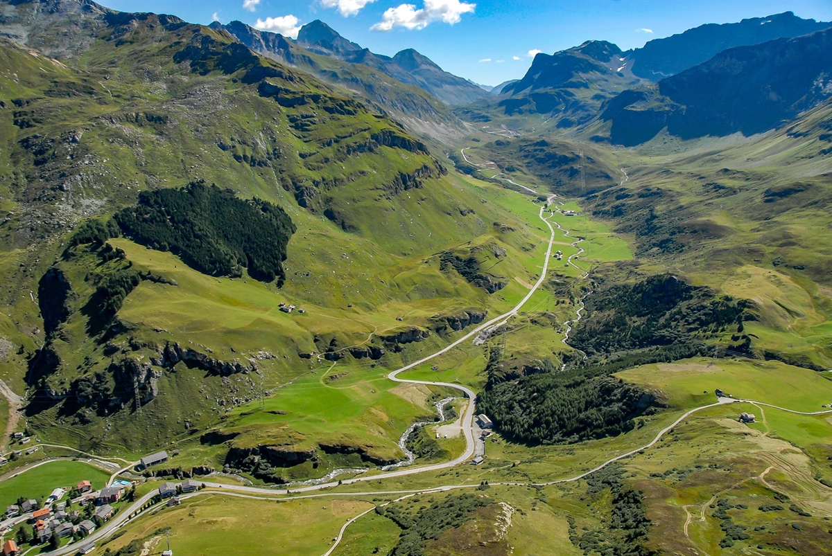 Via Bivio führt die Julierstrasse ins Oberengadin