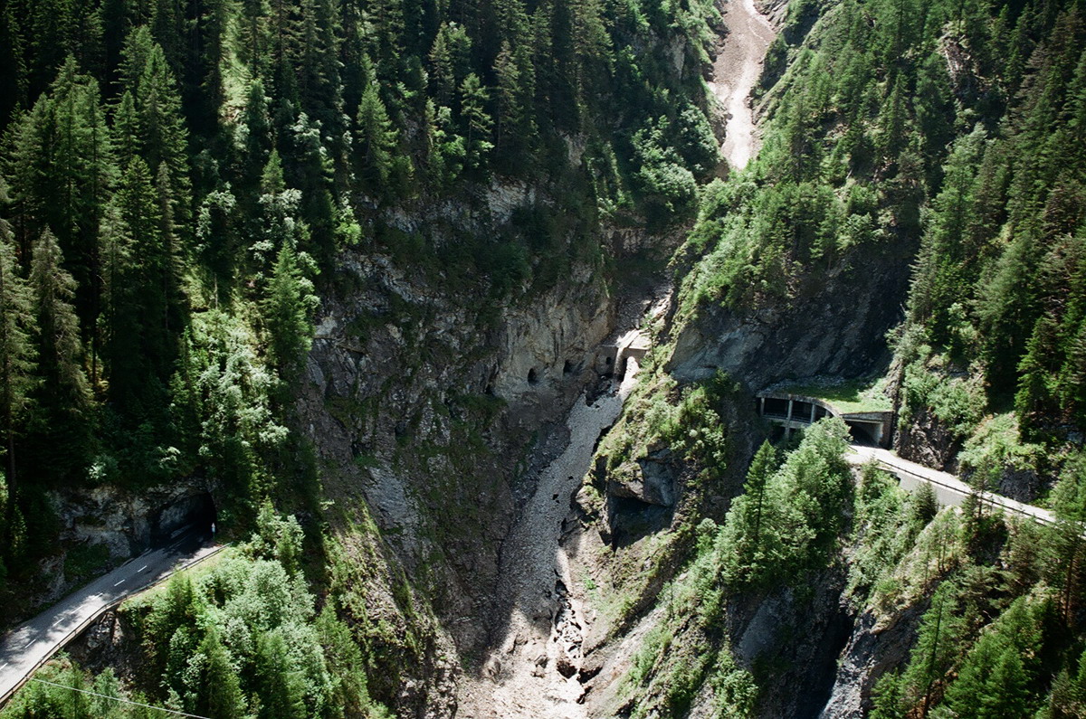 Fotografia a vista d’utschè da la gallaria existenta da la Val Alpetta