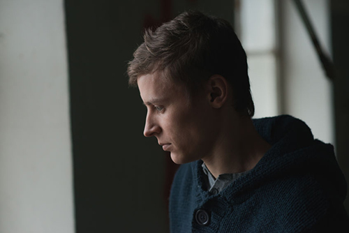 Junger Mann, der depressiv wirkt