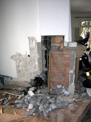 Um den Schwelbrand zu löschen, mussten Wand und Boden geöffnet werden