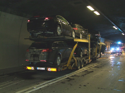 Autotransporter kollidiert mit Tunnelwand