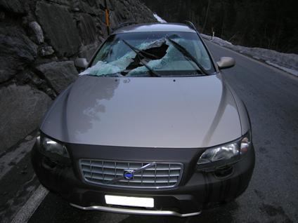 Beschädigtes Auto nach Steinschlag
