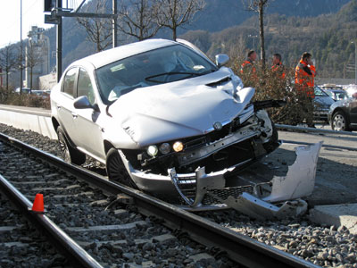 Das Auto wurde vom Zug erfasst und rund 20 Meter mitgerissen