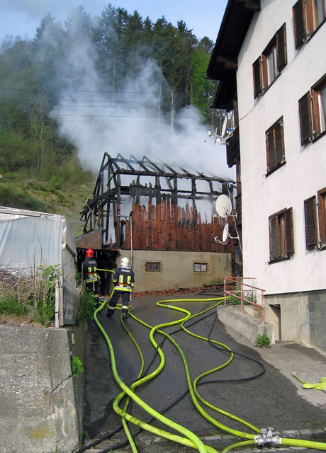 Die Feuerwehr konnte verhindern, dass die Flammen auf das Wohnhaus übergriffen