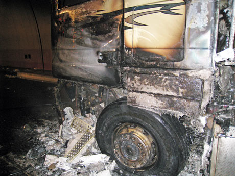 Die Führerkabine brannte vollständig aus