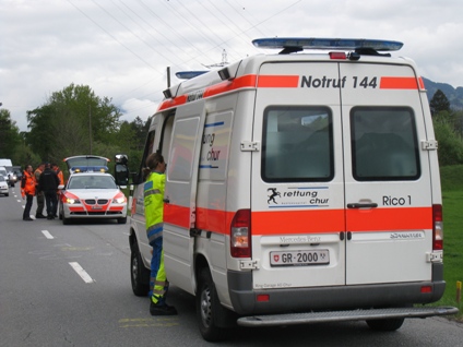 Das Ambulanzteam macht den Verletzten transportbereit und bringt ihn ins Kantonsspital Chur