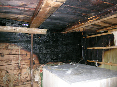 Die Holzwand hinter dem Ofen verbrannte fast vollständig