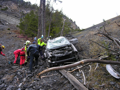 Rettungskräfte betreuen den Verunfallten