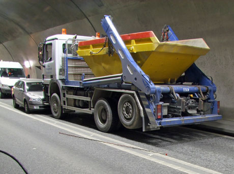 Der Personenwagen geriet auf die Gegenfahrbahn und kollidierte mit dem Lastwagen
