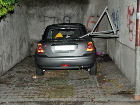 Die Jugendlichen warfen eine Signalisationstafel in die Heckscheibe dieses Autos