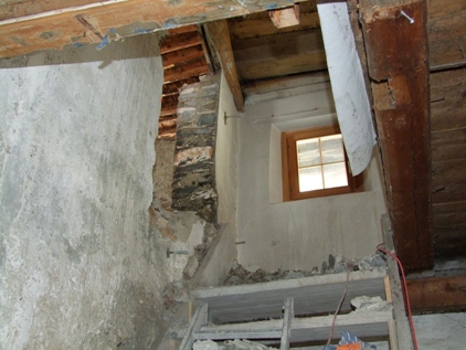 Eingestürzte Mauer am oberen Treppenende