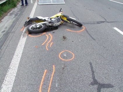 Beschädigtes Motorrad nach dem Unfall