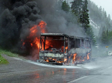 Das Postauto brannte vollständig aus, der Fahrer blieb unverletzt