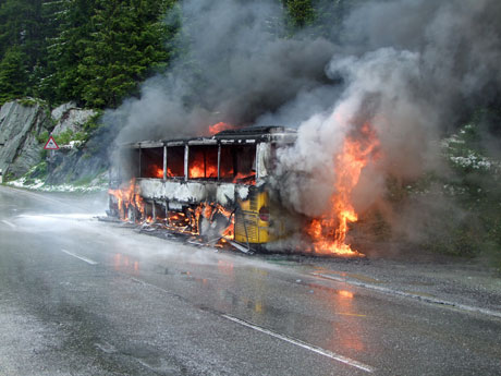 Die Feuerwehr konnte nicht verhindern, dass das Postauto vollständig ausbrannte