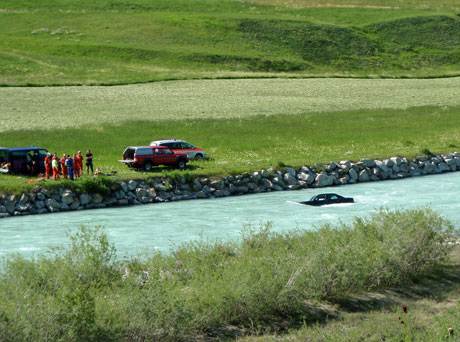 Das Fahrzeug liegt rund sieben Meter vom Ufer entfernt in den Wassermassen des Inn