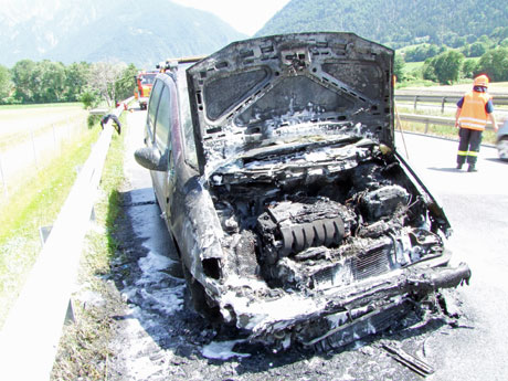 Brand auf der Autobahn A13: Der vordere Teil des Personenwagens brannte vollständig aus