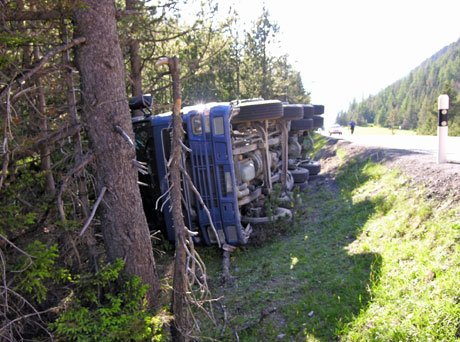 Der Lastwagen geriet zu weit nach rechts und kippte um