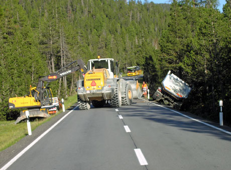 Mit Hilfe von zwei Baggern konnte der ausgelaufene Teer weggeräumt werden