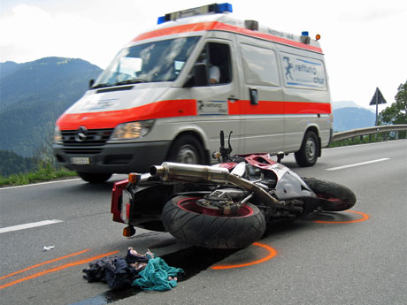 Der Motorradfahrer wird von der Rettung Chur ins Spital gefahren