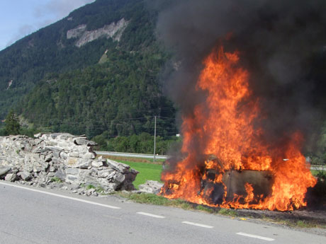 Kurz nach dem Unfall geriet der Personenwagen in Brand