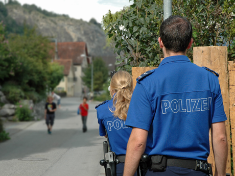 Mitarbeitende der Kantonspolizei überwachen einen Schulweg