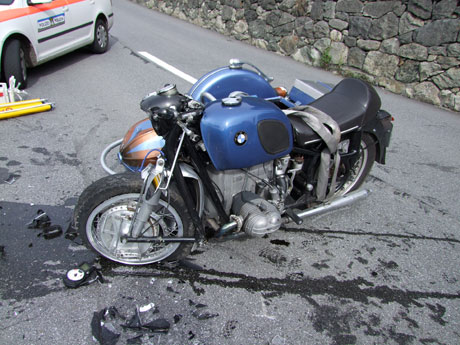 Das Motorrad mit Seitenwagen geriet auf die Gegenfahrbahn