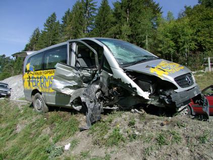 Der total beschädigte Lieferwagen nach dem Unfall