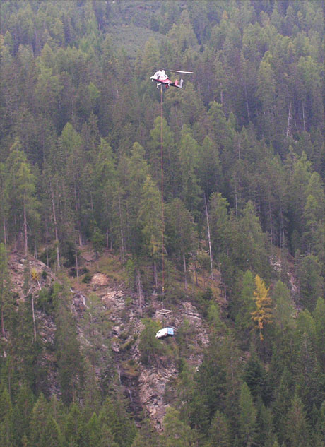 Ein Spezial-Helikopter bei der Bergung des Fahrzeugs