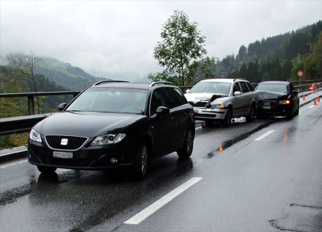 Auffahrkollision mit drei beteiligten Fahrzeugen bei Klosters-Serneus