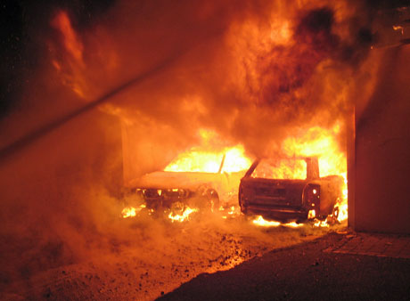 Die beiden Fahrzeuge im Unterstand wurden ein Raub der Flammen