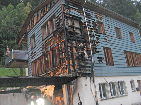 Am Tag danach: Auch die Fassade des angrenzenden Wohnhauses wurde beschädigt.